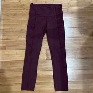 Lululemon legging with side pockets. Only worn a couple times.